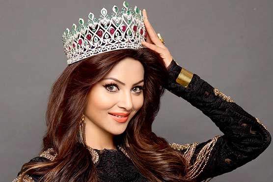 Urvashi Rautela can't keep her balance and it's hilarious