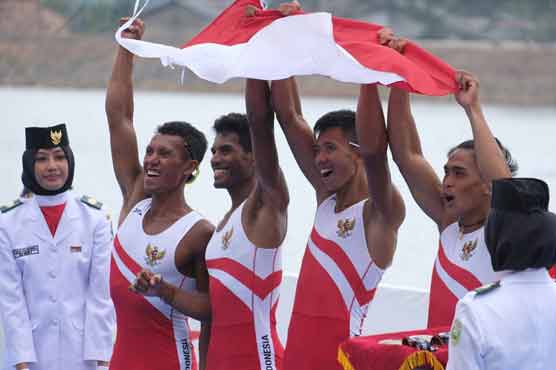Indonesia rower dedicates first gold to newborn he has never met