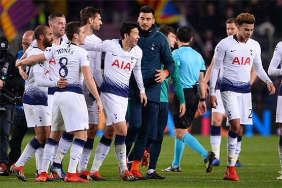 Tottenham qualify for last 16 as late Moura goal earns draw at Barca