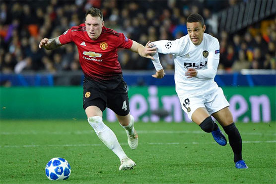 Manchester United through as runners-up after limp defeat to Valencia