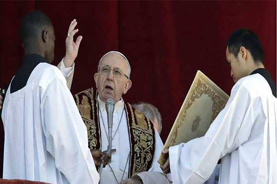 Pope urges 'fraternity', queen warns of 'tribalism' in Christmas messages