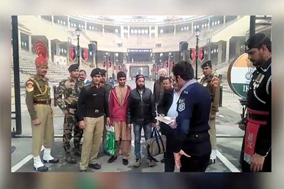 India releases two Pakistani nationals 