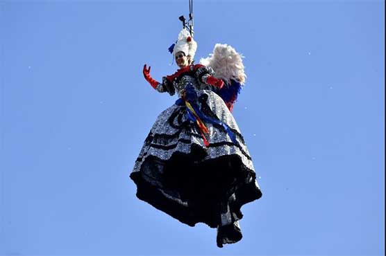 Venice Carnival takes wing with 'flight of the angel'