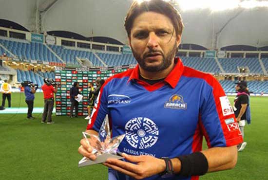 Karachi Kings beat Lahore Qalandars to clinch top spot in PSL 3