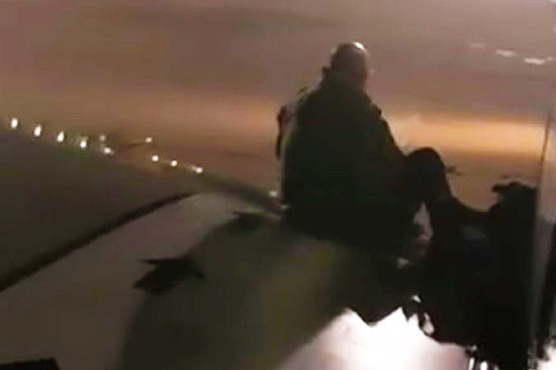 Tired of waiting, Ryanair passenger gets out and sits on wing