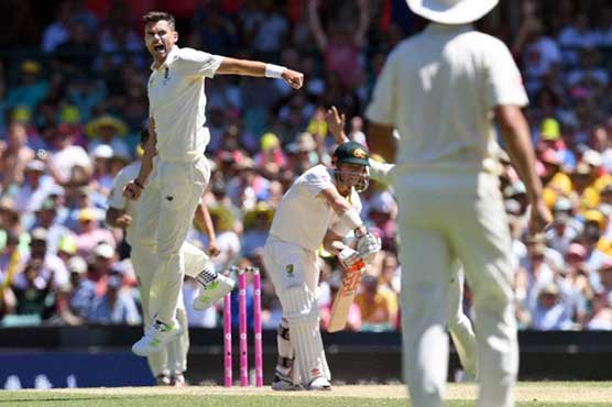 England snare Warner wicket in blow for Aussies