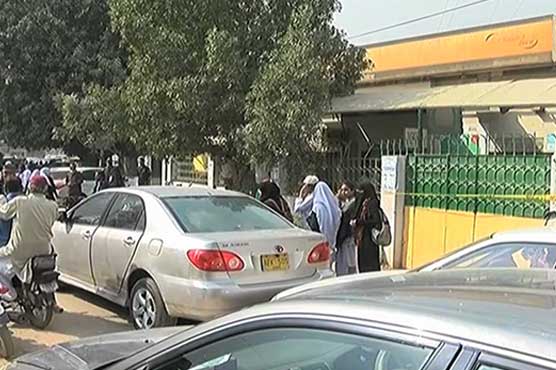 Security guard loots jewelry, cash from bank in Karachi