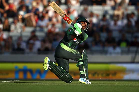 Pakistan make 181 against sloppy NZ in final T20I