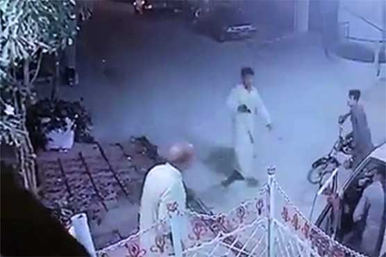 Elderly locals torture dacoits in Karachi