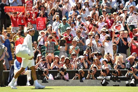 Federer, Serena breeze through Wimbledon furnace