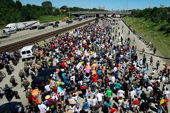 Gun violence protesters partially shut Chicago expressway