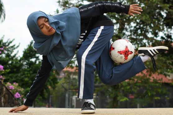 Headscarved Malaysian girl wows with freestyle football skills