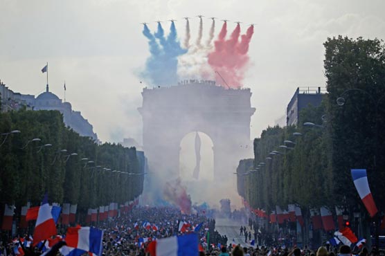 France gives World Cup winners a heroes’ welcome home