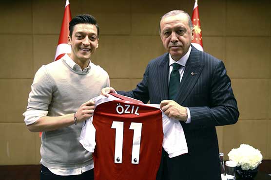 Ozil defends controversial picture with Erdogan