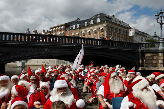 Sun, sea and ... Santas? Father Christmases hold annual congress