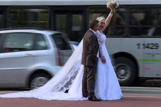 Love-struck couple crosses globe taking wedding pics