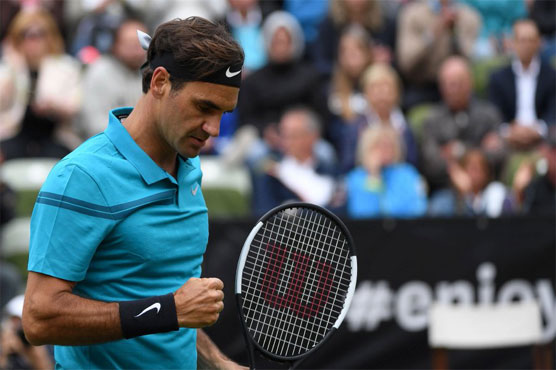 Federer battles to victory on Stuttgart return