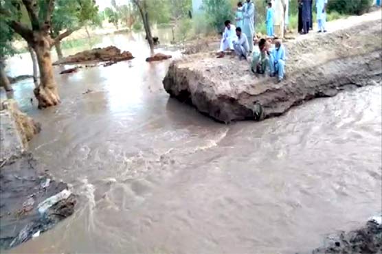 70-foot-wide breach occurs in canal near Liaquatabad 