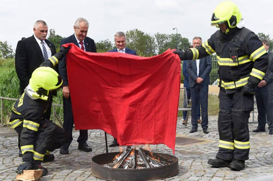 Czech president torches underpants, stunt stuns journalists