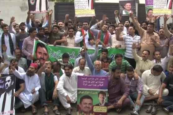 Stalwarts protest biased distribution of tickets outside Khan's residence