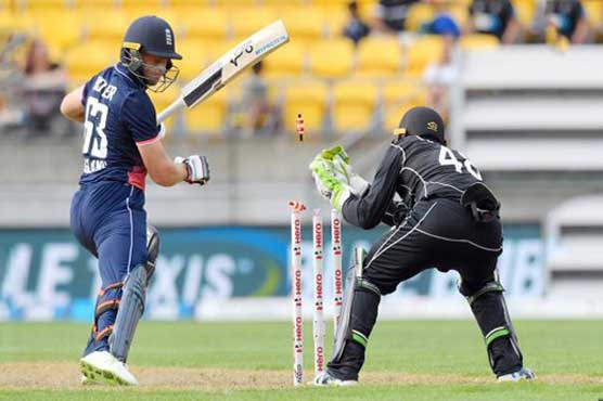 Tight New Zealand bowling restricts England to 234