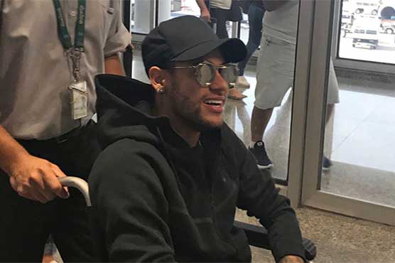 Neymar arrives at hospital for foot operation