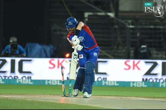 LIVE: Three quick wickets bring United back in game