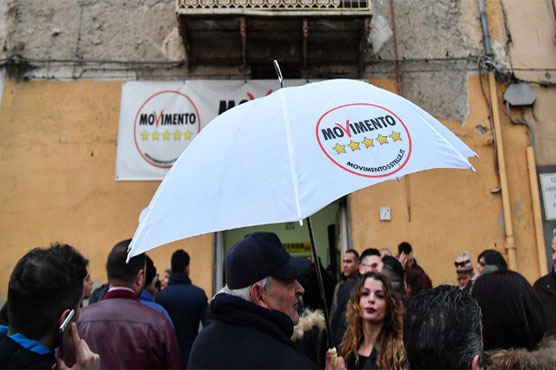 Italians queue for free cash promised by Five Star