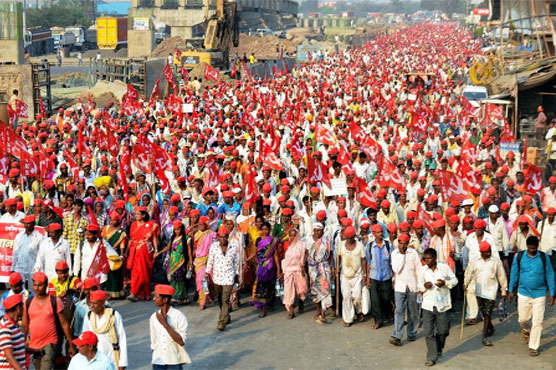 Thousands of Indian farmers protest lack of government support in Mumbai city