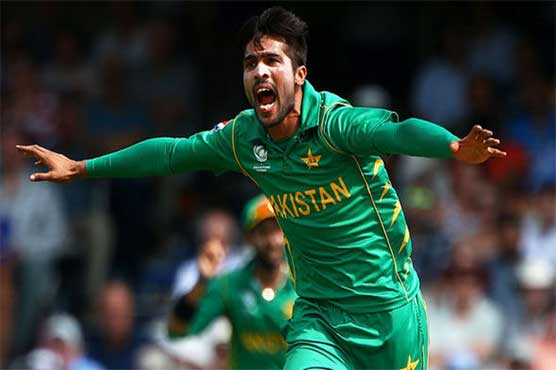 Mohammad Amir receives award for ODI bowling performance of the year