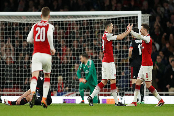 Football: Welbeck in diving storm as Arsenal advance