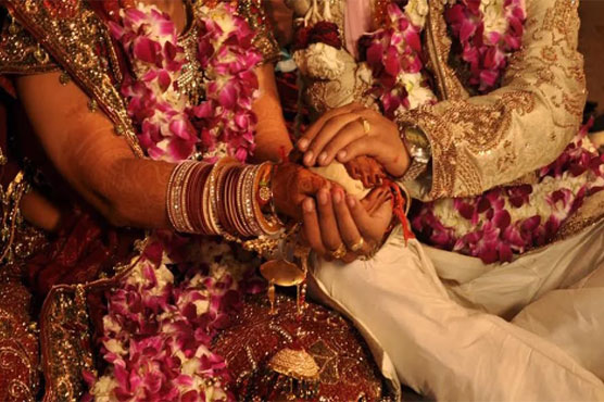 Indian man marries off wife to her lover