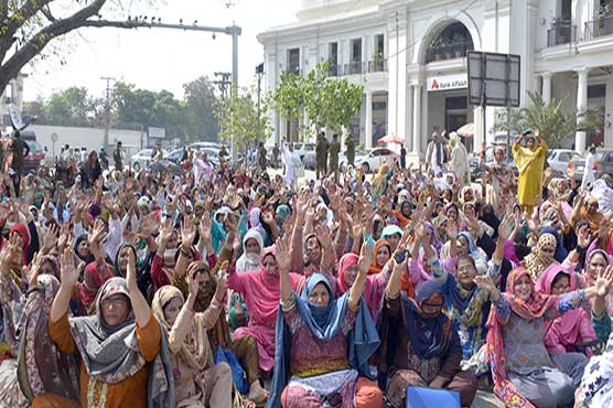 Lady health workers' protest at Lahore's Mall Road enters second day