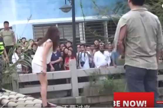 Chinese wife threatens to jump into river if she can't check husband’s phone