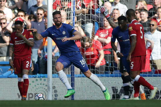Giroud sinks Liverpool to keep Chelsea's top four bid alive