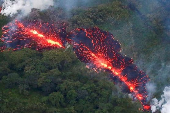 Huge fissures open on Hawaiian volcano, some defy evacuation order