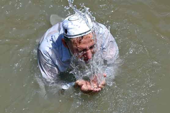 Sun bakes Lahoris amid rising mercury