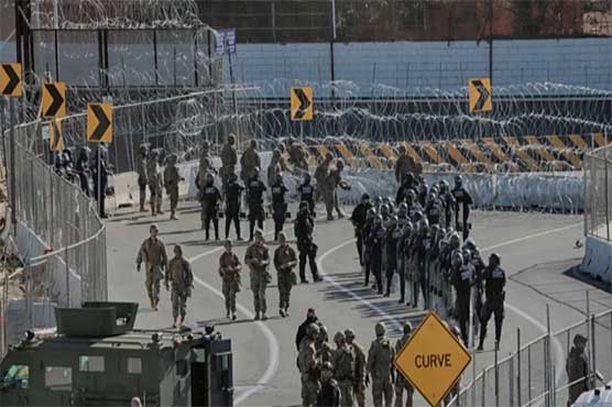 US shuts border post as migrants try to cross from Mexico