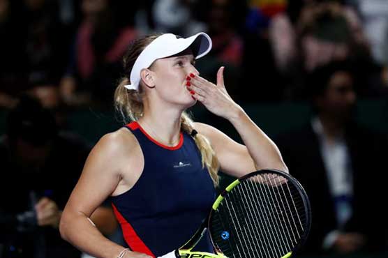 Wozniacki stays alive in Singapore, Svitolina wins again