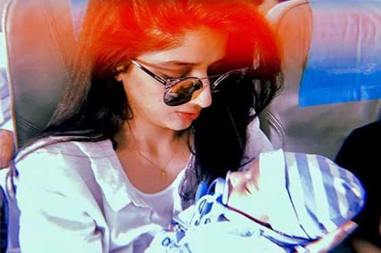 Whose baby is Mawra Hocane holding? - Entertainment - Dunya News