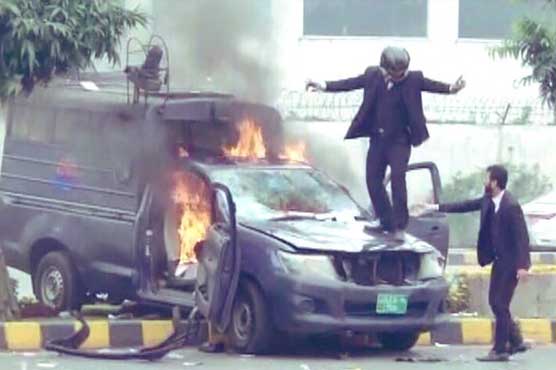 وکلا آپے سے باہر، پی آئی سی پر دھاوا، ہسپتال میدان جنگ بن گیا، پولیس گاڑی نذر آتش