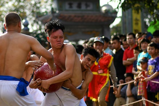 Wrestling for glory at Vietnam’s "Vat Cau" festival