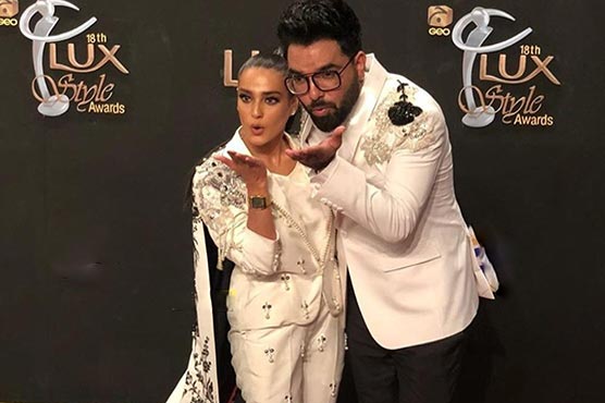 Yasir Hussain proposes Iqra Aziz during Lux Style Awards ceremony
