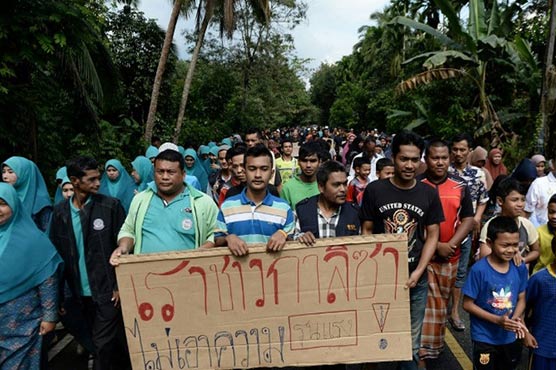 Thailand orders phone users in Muslim-majority south to submit photos