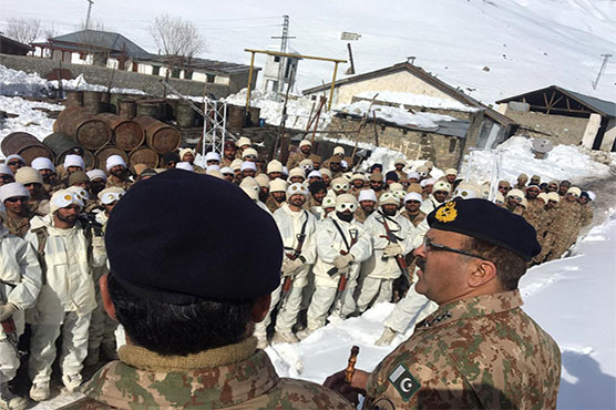 Commander Rawalpindi Corps visits troops at Siachen