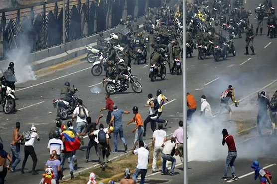Rioting breaks out in Venezuela amid 'attempted coup'
