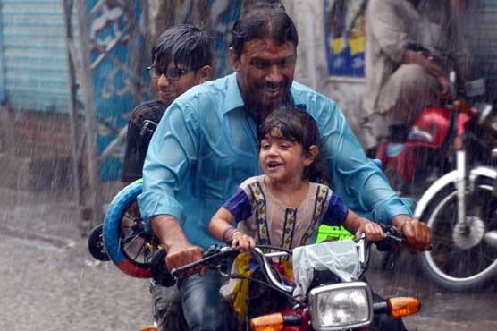 Rain turns weather pleasant in various cities including Lahore 
