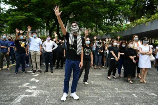 Hong Kong leader announces ban on protester face masks