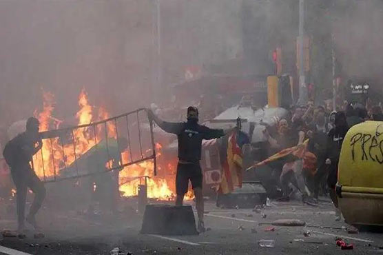 Violence escalates in Barcelona after 500,000 separatists rally