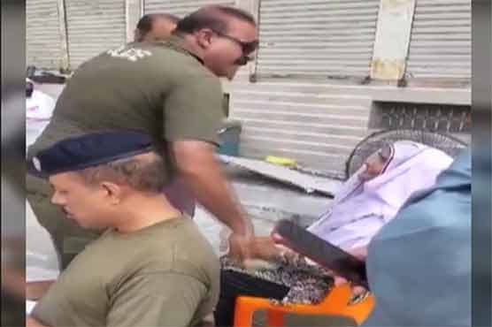 Police official misbehaves with old lady who came to meet IG Punjab